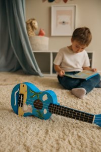 Multistore Gitara ukulele dla dzieci drewniana 4 struny nylonowe kostka do gry ECOTOYS EDUKAMP 4
