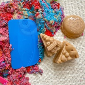 Woopie WOOPIE Piasek Kinetyczny 6 Kolorów 1,2 kg Zestaw Restauracja Stolik z Foremkami 6