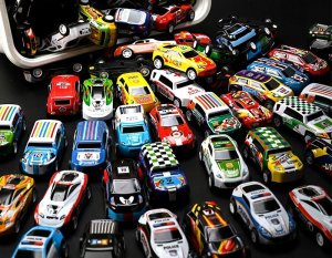 click4TOYS Resoraki Autka Wyścigowe Samochodziki Z Napędem Metalowe Auta 70Szt Kuferek 10