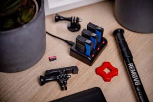Ładowarka do aparatu Newell Zestaw Newell ładowarka trzykanałowa SDC-USB-C i trzy akumulatory BCX-204 do DJI Osmo Action 10