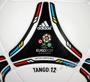 Adidas Oficjalna piłka meczowa UEFA Euro 2012 Tango 12 3