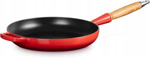 Patelnia Selsey LE CREUSET Signature patelnia żeliwna drewniany uchwyt 26 cm czerwień 2