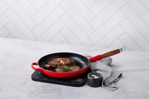 Patelnia Selsey LE CREUSET Signature patelnia żeliwna drewniany uchwyt 26 cm czerwień 3