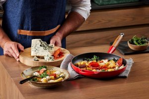 Patelnia Selsey LE CREUSET Signature patelnia żeliwna drewniany uchwyt 26 cm czerwień 4