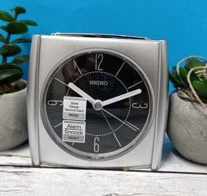 Seiko Budzik Seiko QHE205S 9 cm srebrny metalik . 2