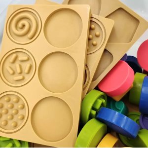 MomsCare Planeta zmysłów - duży zestaw puzzli sensorycznych - emocje, dotyk i kształt - 68 el. 1+ 4