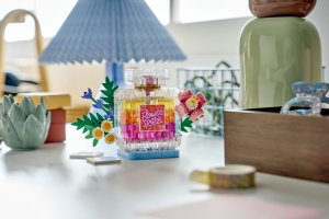 LEGO Creator Flakon perfum z kwiatową ozdobą (31383) 8