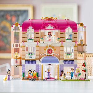LEGO Friends Grand Hotel w mieście Heartlake (42704) 8