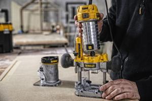 Frezarka Dewalt D26204K 900 W 6