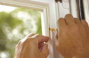 Tesa Uszczelka gumowa 9mm profil E brąz 100m (5570101) 2