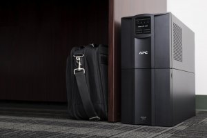 UPS APC Smart-UPS 2200VA LCD (SMT2200I) 3