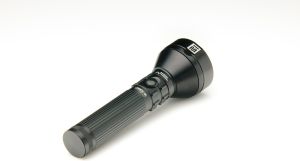 Latarka MacTronic aluminiowa Guardsman Explorer 1 x CREE LED 300lm LI-ion 2,2Ah IP68 czarna + statyw ładujący (L-MX232L-R5-RC) 4