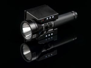 Latarka MacTronic aluminiowa Guardsman Explorer 1 x CREE LED 300lm LI-ion 2,2Ah IP68 czarna + statyw ładujący (L-MX232L-R5-RC) 6