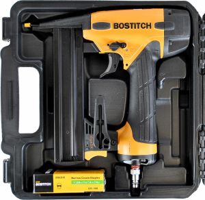 Bostitch Zszywacz pneumatyczny na zszywki 12 - 38mm z zszywkami w walizce (SX1838-E) 2