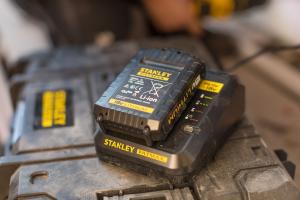 Stanley Ładowarka wielonapięciowa 14,4 - 18V 2A (FMC692L-QW) 2