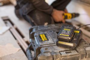 Stanley Ładowarka wielonapięciowa 14,4 - 18V 2A (FMC692L-QW) 3