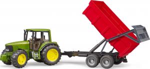 Bruder Traktor John Deere 6920 z czerwoną przyczepą (02057) 5