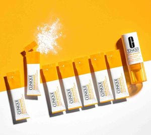 Clinique Tygodniowa kuracja odmładzająca z witaminą C 2