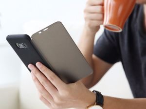 Rock Etui rock dr. v z interaktywną klapką Galaxy S8+ Plus złote 5