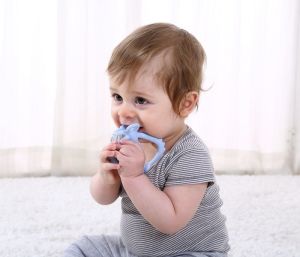 Mombella Gryzak Małpka Light Blue 4