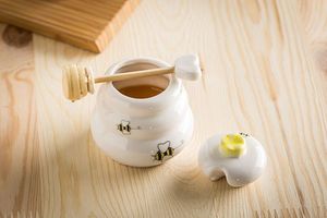 GiftWorld Porcelanowy słoiczek na miód 2