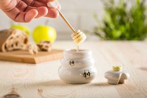 GiftWorld Porcelanowy słoiczek na miód 4