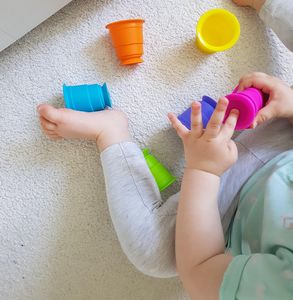 Fat Brain Toys Kubki przyssawki Suction Kupz 6 sztuk 2