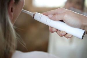 Szczoteczka Philips Szczoteczka soniczna Sonicare DiamondClean biało-srebrna HX9394/40 2