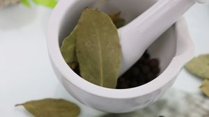 Moździerz do przypraw biały 2