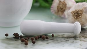 Moździerz do przypraw biały 4