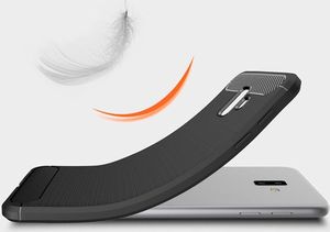 Hurtel Carbon Case elastyczne etui pokrowiec Samsung Galaxy J6 Plus 2018 J610 czarny uniwersalny 6