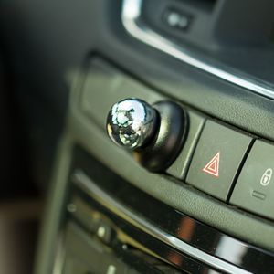 Hurtel Samochodowy uchwyt magnetyczny do telefonu złoty uniwersalny 5