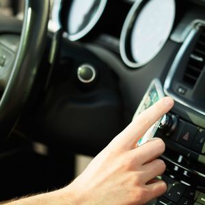 Hurtel Samochodowy uchwyt magnetyczny do telefonu złoty uniwersalny 7