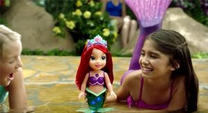 Jakks Pacific Lalka Ariel śpiewa i świeci (96385) 9