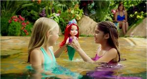 Jakks Pacific Lalka Ariel śpiewa i świeci (96385) 10