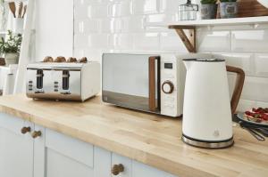 Kuchenka mikrofalowa Swan SM22036WHTH 2