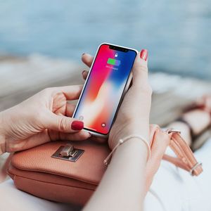 Baseus Baseus Continuous Backpack etui pokrowiec z wbudowanym powerbankiem 4000 mAh iPhone XS / X biały (ACAPIPH58-BJ02) uniwersalny 17