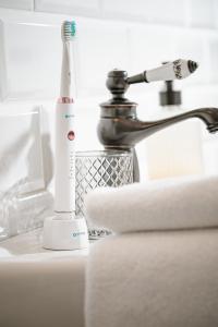 Szczoteczka Oromed Oro-Sonic Basic Biała 4