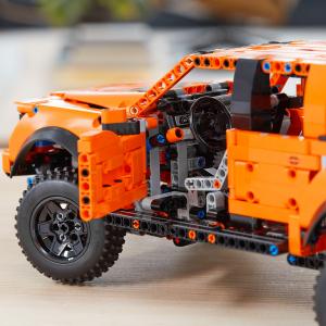 LEGO Technic Ford F-150 Raptor (42126) 6
