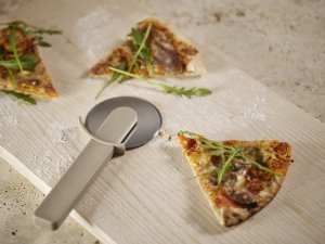 Zone Noże kuchenne Obrotowy nóż do pizzy Singles Soft Taupe (29618) 2