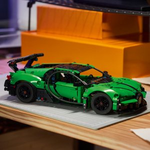 LEGO Technic Zielony hipersamochód Bugatti Chiron Pur Sport (42241) 8