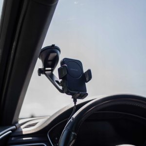 spacecase na telefon samochodowy na szybę deskę SPACECASE AutoLock z ładowarką indukcyjną QI 15W Czarny 9