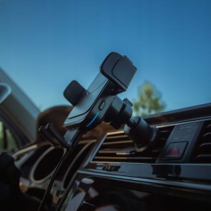 spacecase Uchwyt na telefon do samochodu z ładowarką indukcyjną SPACECASE AutoLock Air 8