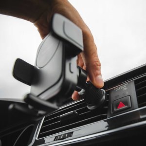 spacecase Uchwyt na telefon do samochodu z ładowarką indukcyjną SPACECASE AutoLock Air 9