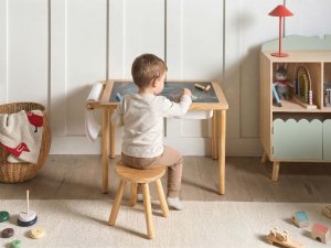Beliani Stół z krzesłem dla dzieci KEMPSEY Jasnobrązowy Montessori ze schowkiem 2