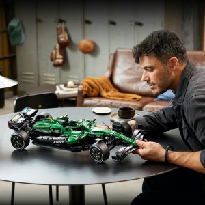 LEGO Technic Bolid F1® Aston Martin Aramco AMR25 (42240) 3