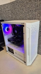 Komputer Netcom Biały Gamingowy DO GIER RYZEN 7 7800X3D (16GB DDR5 RTX 5060 8GB M.2 1TB W11) 16
