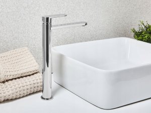 Bateria umywalkowa Beliani Wysoka COLHUE mosiądz srebrny (638475 Bel) 2
