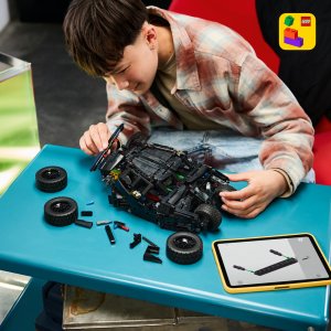 LEGO Batman Batmobile™ Tumbler (42239) 6