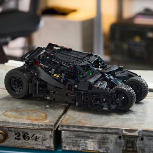 LEGO Batman Batmobile™ Tumbler (42239) 8